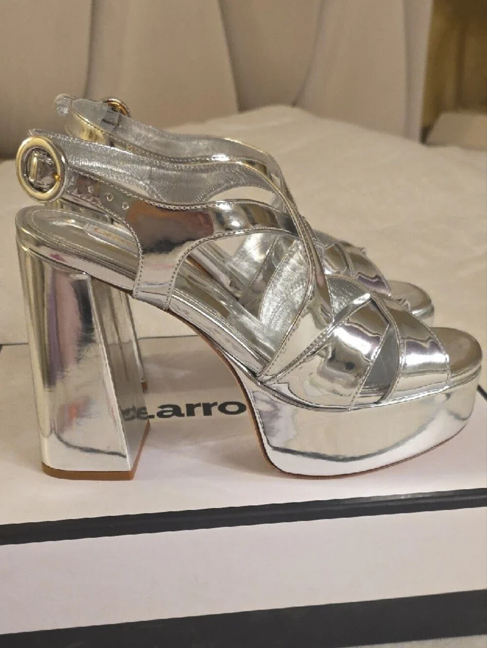 Larroude reflective elevated